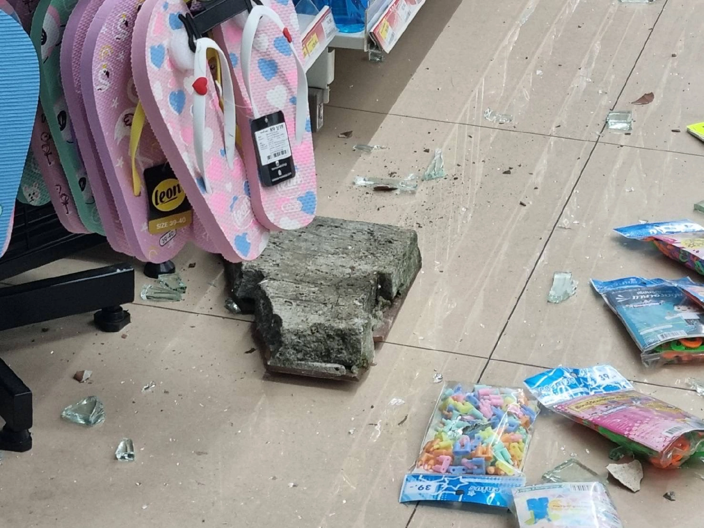 หนุ่มฝ่าเคอร์ฟิวใช้อิฐทุบกระจกร้านสะดวกซื้อเข้าไปกินน้ำ-ขนมหน้าตาเฉย