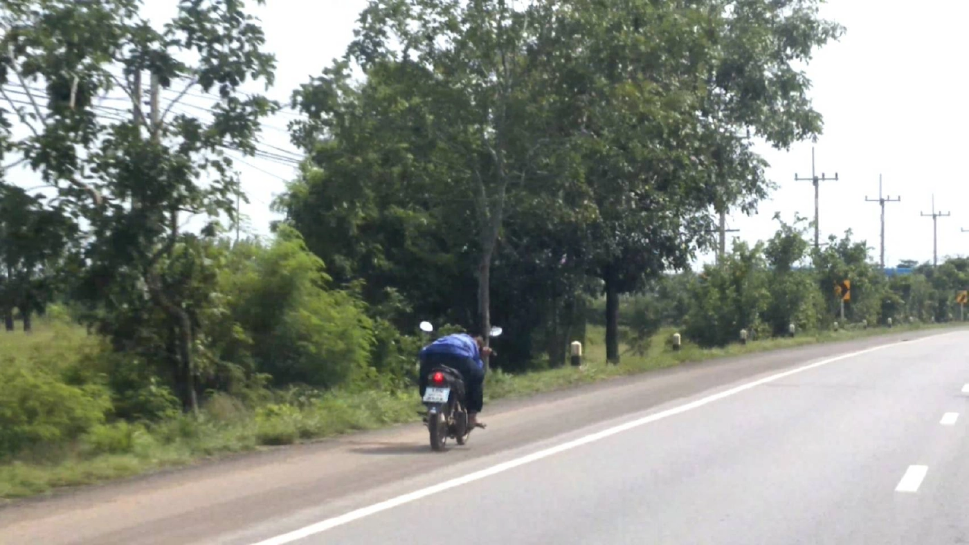 คลิปแว้น ซิ่งหมอบ จยย.กลางถนน แถมขับปาดหน้ารถใหญ่