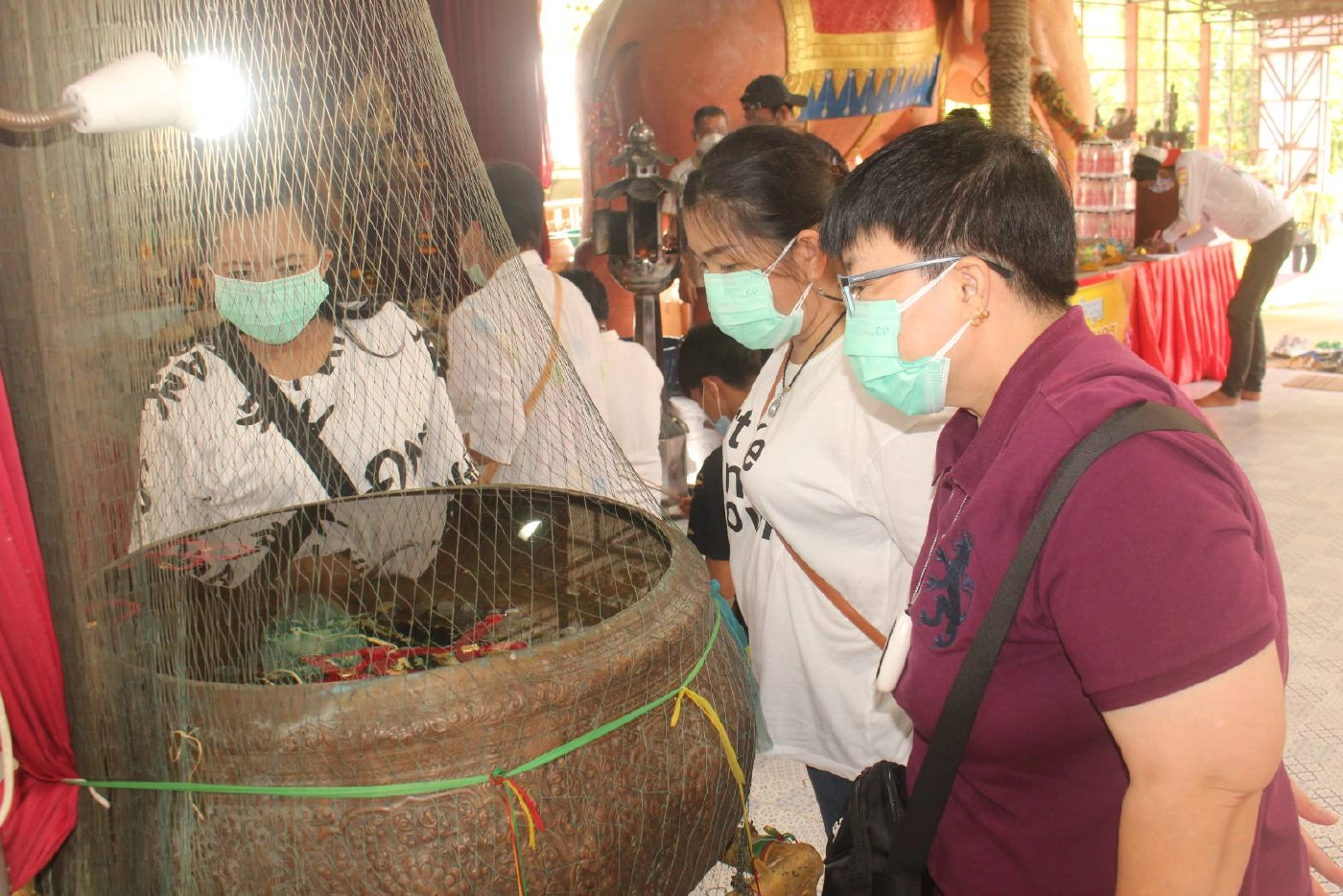 ประชาชนเข้ากราบสิ่งศักดิ์สิทธิ์อาศรมฤาษีเณร ส่องเลขเด็ดอ่างน้ำมนต์