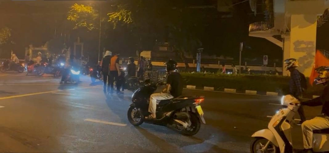 นึกว่าจะสงบ! ม็อบทะลุแก๊สปะทะ คฝ. เดือดที่แยกนางเลิ้ง ควันแก๊สน้ำตาคลุ้ง