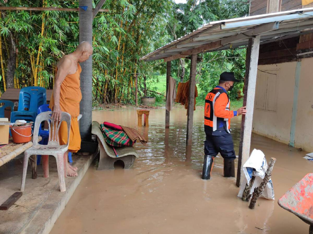 น้ำป่าไหลหลากเข้าหมู่บ้านหลังฝนตกหนักที่ภูลมโล
