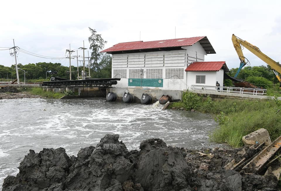 น้ำท่วมขังริมคลองพระองค์ฯ เริ่มลดลงแล้ว หลังเร่งระบายน้ำต่อเนื่อง