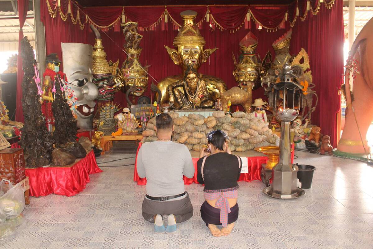 ประชาชนแห่ส่องเลขอ่างน้ำมนต์ฤๅษีเณร หลังงวดที่แล้วมีคนถูกรางวัลที่ 1