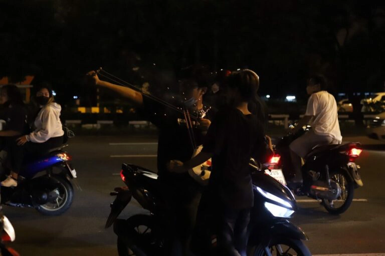 เดือด! ม็อบทะลุแก๊สแยกดินแดง ปะทะ ตร. มีปาระเบิด-ยิงพลุสนั่นต่อเนื่อง