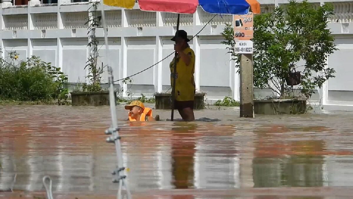 บางบาลอ่วม ชาวบ้าน-ทหาร-นร.ช่วยกั้นกระสอบทรายป้องกันน้ำทะลัก