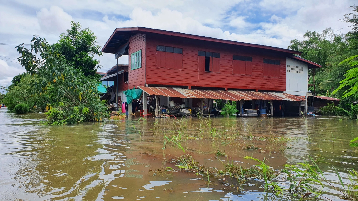 ไม่รอรัฐ!-ขับรถไถฝ่าน้ำขนเสบียงอาหารตระเวนแจกเพื่อนบ้าน