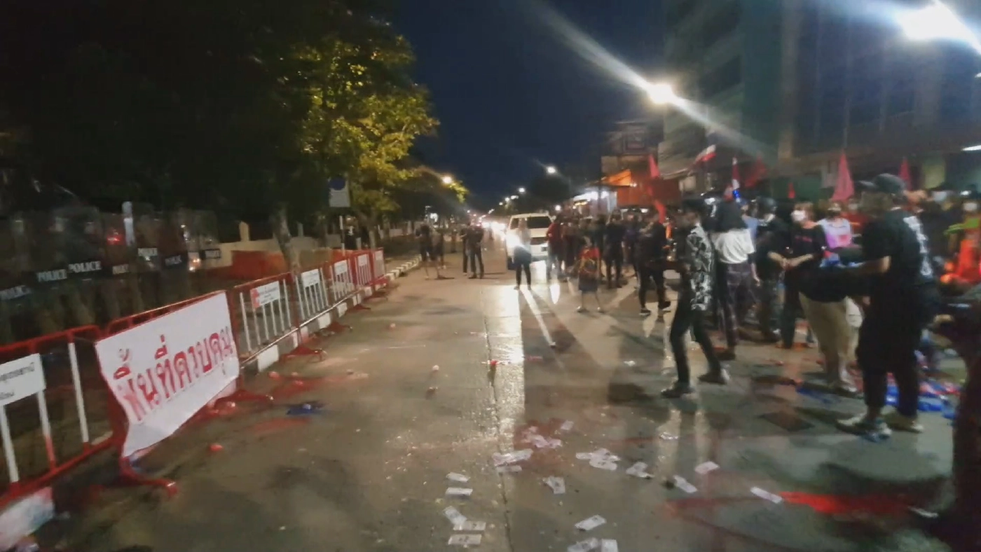 คาร์ม็อบอุดรแขวนคอหุ่นบนสะพานลอยขว้างถุงสีใส่ตำรวจ