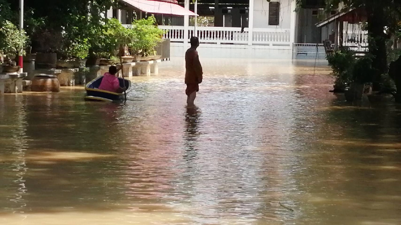 น้ำในแม่น้ำเจ้าพระยาเริ่มล้นเข้าท่วมวัดที่อยู่ริมแม่น้ำแล้ว