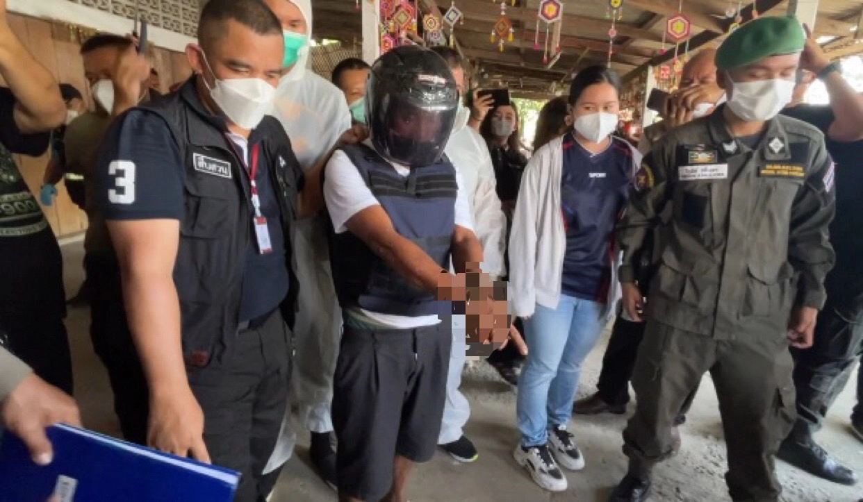 ชุลมุน! ชาวบ้านแห่รุมประชาทัณฑ์ผู้ต้องหาฆ่าปาดคอสาวรง. ต้องยกเลิกการทำแผน