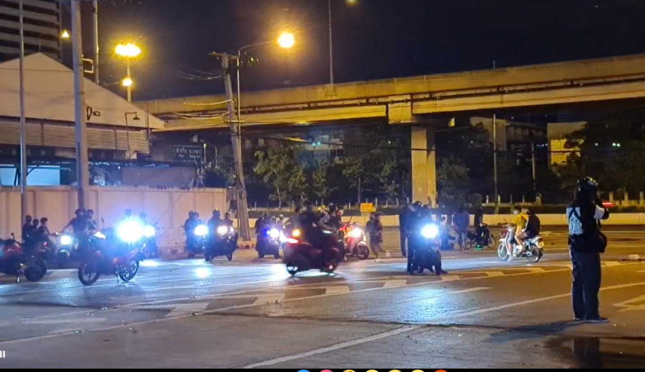 ม็อบทะลุแก๊สป่วนรายวัน รวมตัวจุดประทัด - เผายางรถ ป่วน คฝ. ที่ซอยมิตรไมตรี