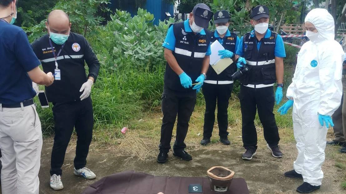 สาวใส่ชุดนอนจุดไฟเตาอั้งโล่รมควันดับคารถเก๋ง