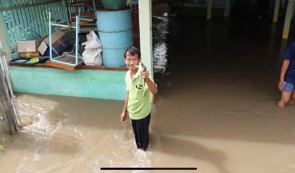 น้ำป่าหลากท่วม"กำแพงเพชร"ลดระดับ-เข้าออกหมู่บ้านยังลำบาก