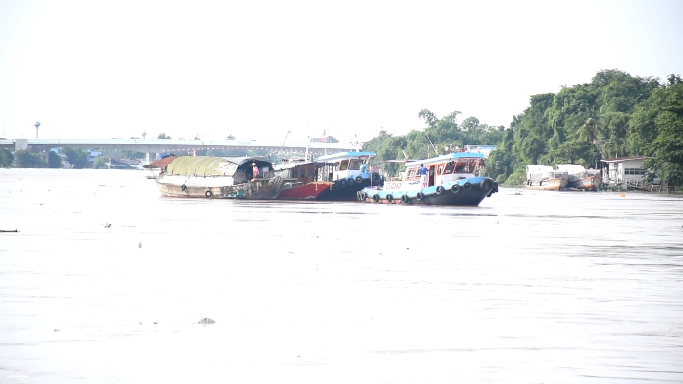 เตรียมใช้เครื่องโซน่าสแกนกู้ซากเรือลากจูงล่ม ยังไม่พบคนขับเรือ-ภรรยาผู้สูญหาย