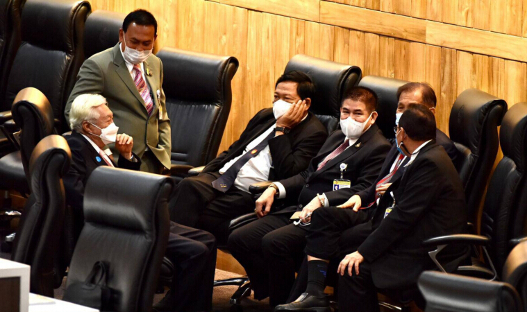 ศึกใน ศึกนอกสถานการณ์บีบ“บิ๊กตู่”อยู่ยากจริงหรือ
