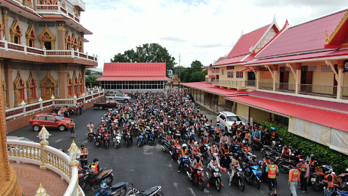 พระครูแจ้ ทำบุญครั้งใหญ่ควักเงิน 300,000 บาทแจกวินจยย.กระทบโควิด-19