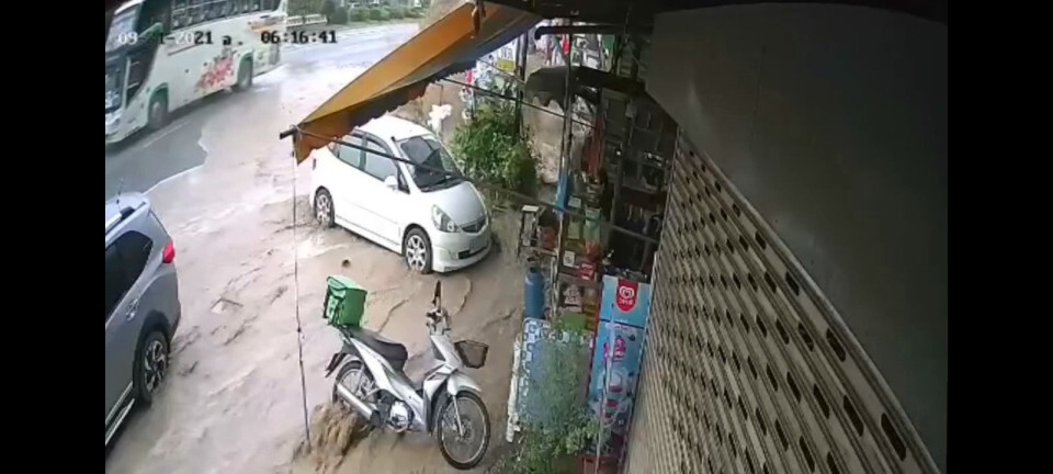 ระทึกท่อส่งน้ำดิบแตกข้างถนนมิตรภาพ น้ำพุ่ง4-5เมตร