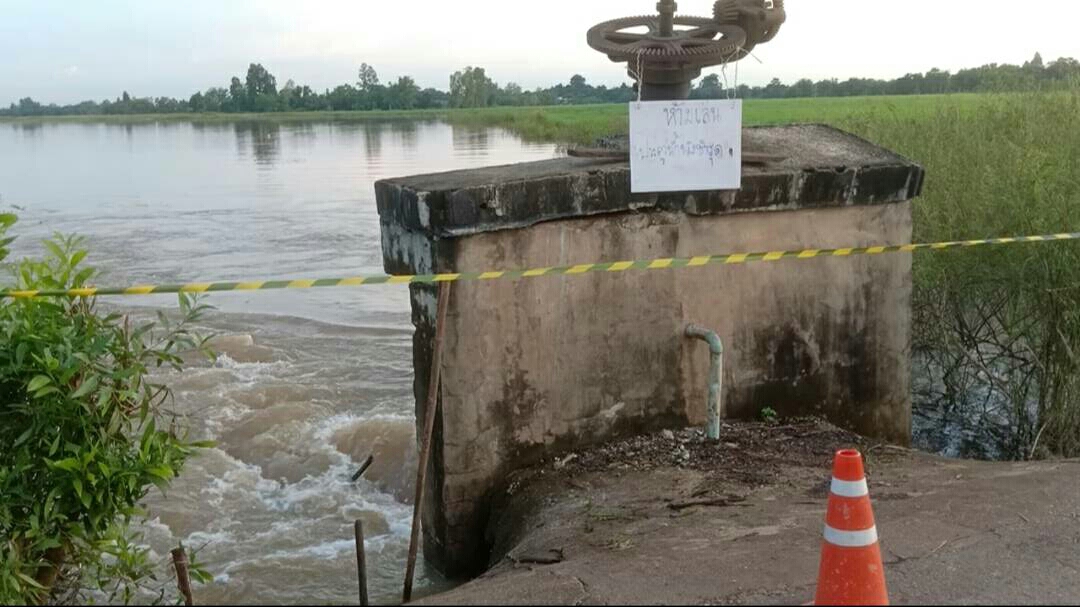 น้ำท่วมชุมชนตลาดเก่ากระจายวงกว้าง ประตูระบายน้ำพัง
