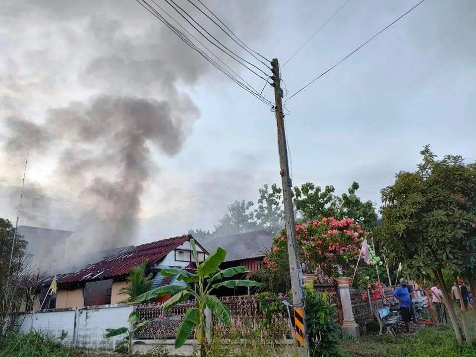 ไฟไหม้วอดลามตัวบ้านเสียหาย คาดจุดธูปทิ้งไว้