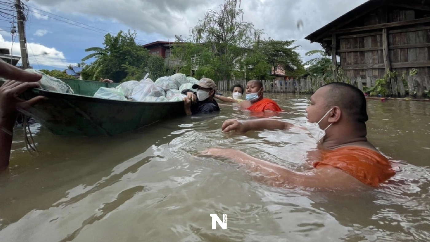 พระไม่หวั่น "น้ำท่วม" ส่งเสบียงช่วยชาวบ้าน ที่ ต.บ้านกล้วย