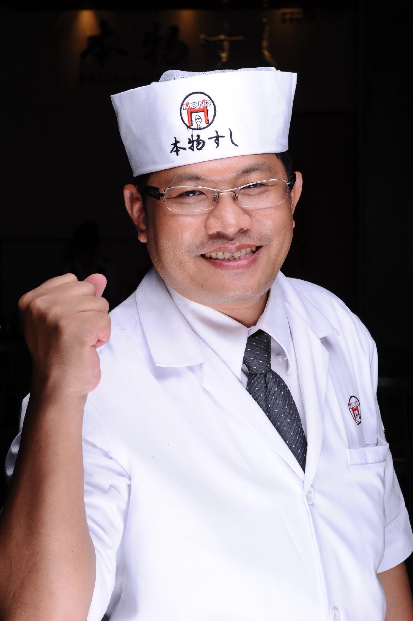 เชฟบุญธรรม ภาคโพธิ์ แชมป์เชฟกระทะเหล็กและเจ้าของร้าน Honmono Sushi 