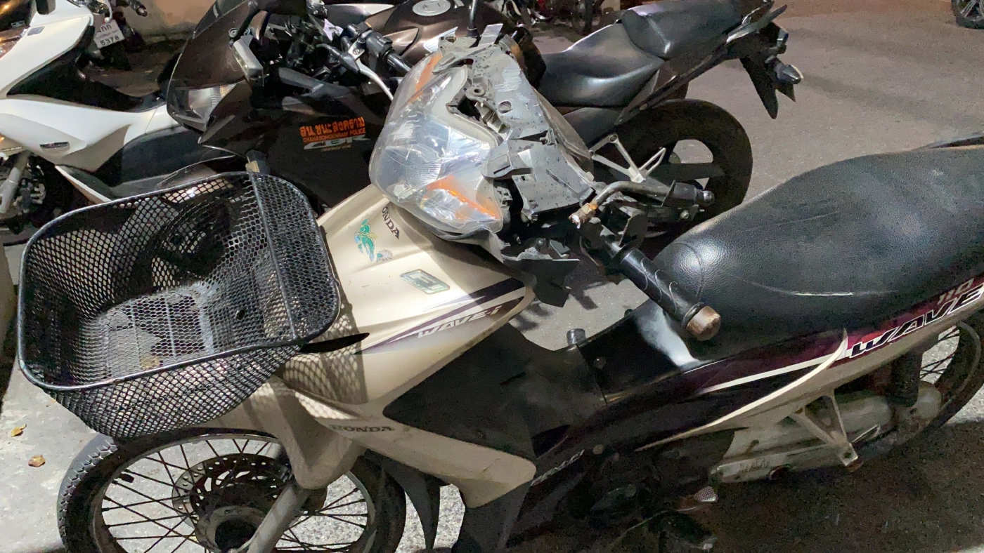 2 หนุ่มซิ่งจักรยานยนต์ เสียหลักพุ่งชนเสาไฟฟ้าดับคู่