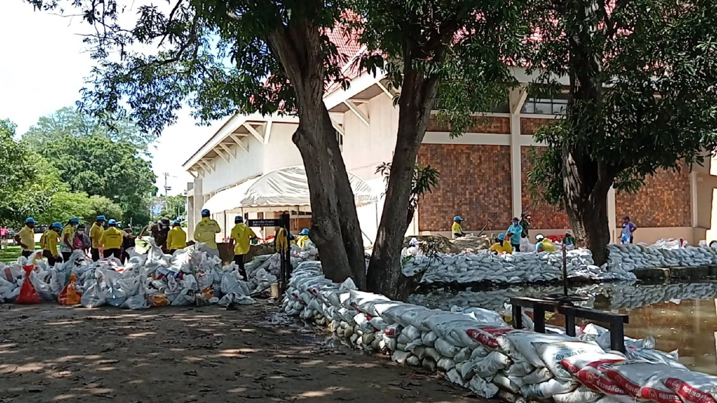 เร่งนำกระสอบทรายกั้นปราสาทหินพิมายอพยพ 80  ครอบครัวหนีน้ำ