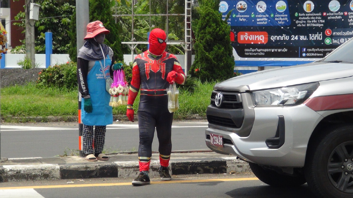 หนุ่มแต่งชุดสไปเดอร์แมนขายน้ำอ้อย-พวงมาลัยทำยอดพุ่ง