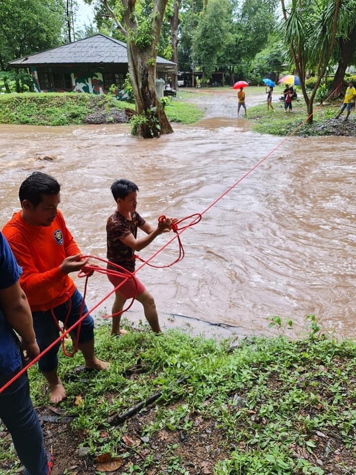 ช่วยจนท.อช.ทุ่งแสลงหลวง-น้ำป่าท่วมตัดทางเข้าออก