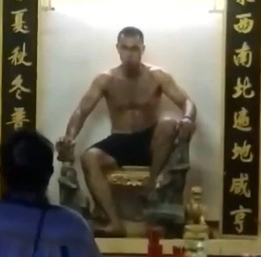 ชายคลุ้มคลั่งถอดเสื้อผ้า ขึ้นไปนั่งบนศาลเจ้า