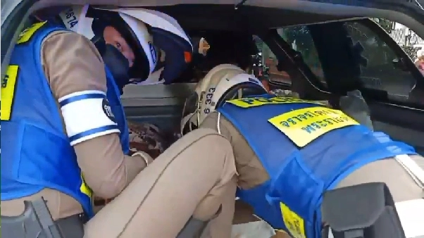 สาวลาว อั้นไม่ไว้ไปไม่ถึงโรงพยาบาลคลอดลูกสาว บนรถกู้ชีพ