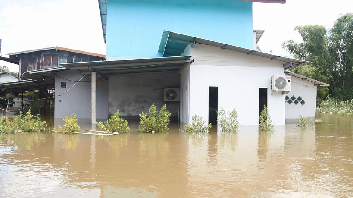 น้ำท่วมต้องย้ายนอนบนถนน-พายเรือปลดทุกข์