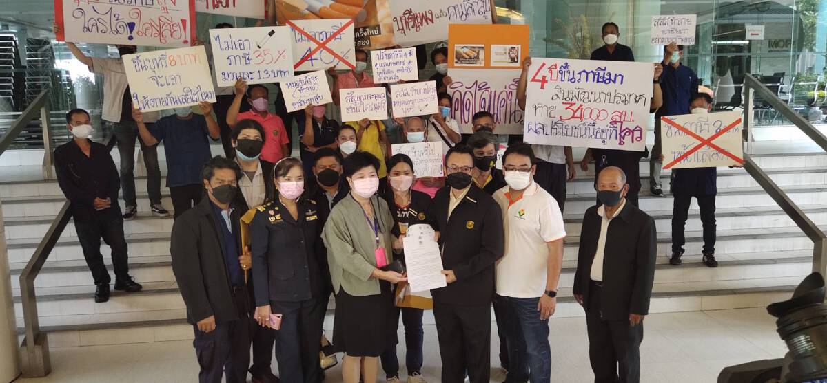 สหภาพฯยาสูบ บุกคลังยื่นหนังสือค้านขึ้นภาษีบุหรี่