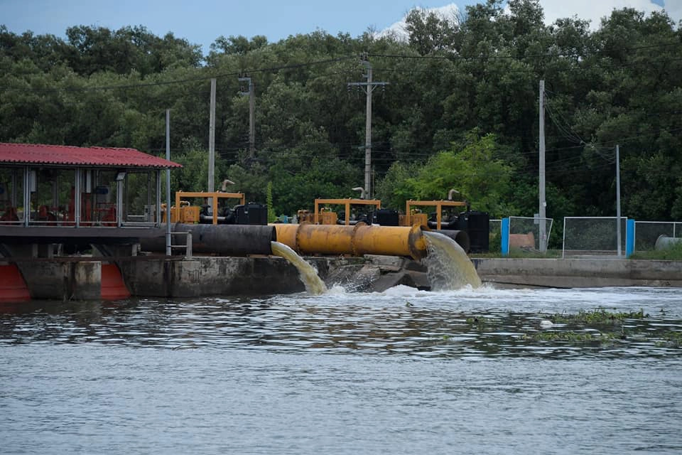 น้ำท่วมขังริมคลองพระองค์ฯ เริ่มลดลงแล้ว หลังเร่งระบายน้ำต่อเนื่อง