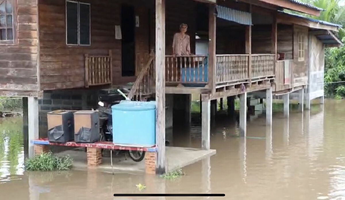 น้ำป่าหลากท่วม"กำแพงเพชร"ลดระดับ-เข้าออกหมู่บ้านยังลำบาก