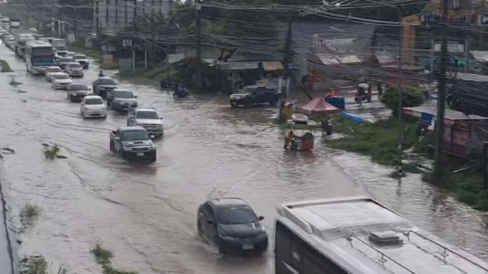 ฝนถล่มโคราช น้ำท่วมถนนมิตรภาพ รถติดยาวกว่า 2 กม.