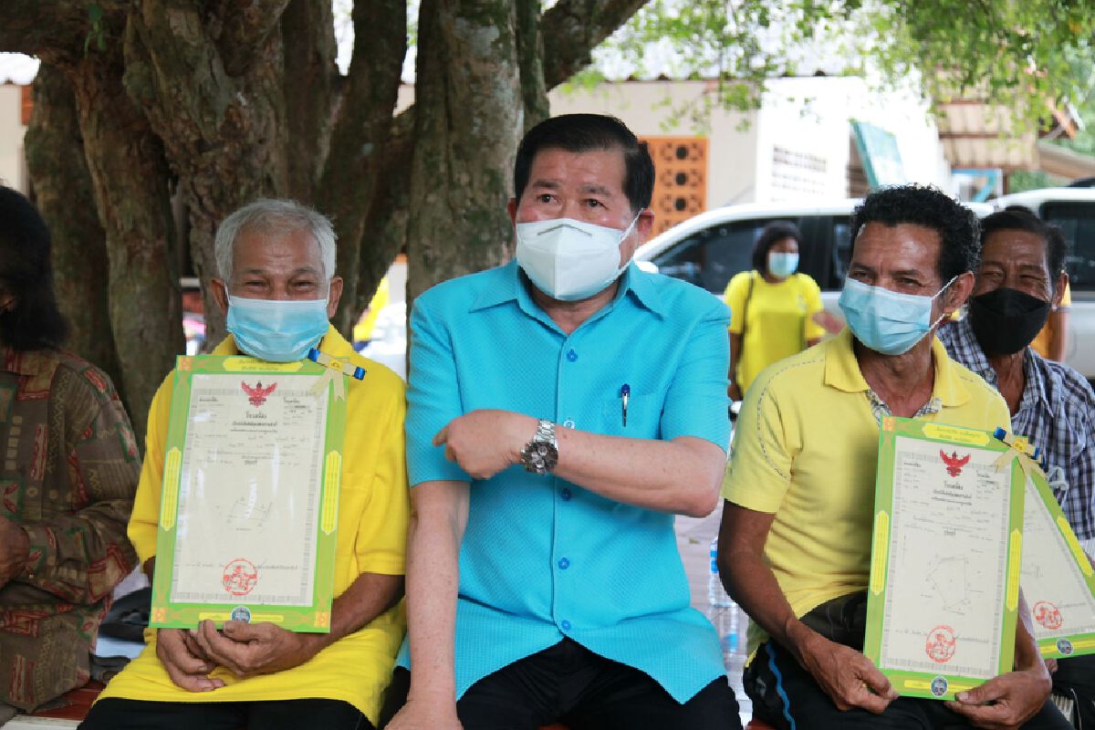 "นิพนธ์"มอบโฉนดที่ดินให้ปชช. 4 จังหวัดใต้
