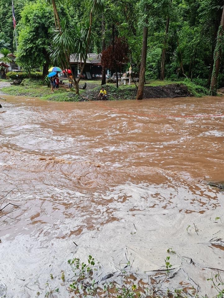 ช่วยจนท.อช.ทุ่งแสลงหลวง-น้ำป่าท่วมตัดทางเข้าออก