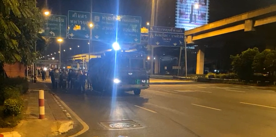 นึกว่าไม่มา! ม็อบทะลุแก๊สรวมตัวจุดพลุปาระเบิด ประทัดยักษ์ ใส่เจ้าหน้าที่