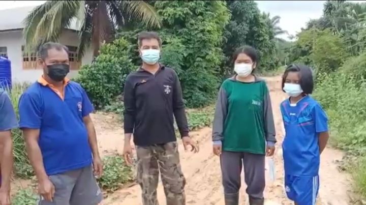 สุดทนถนนโคลนนาน10ปี จวกอบต.เอาดินเหนียวมาเทเละกว่าเดิม