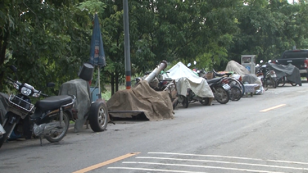 มวลน้ำจากแม่น้ำเจ้าพระยาล้นกระสอบทรายไหลเข้าท่วมบ้านเรือน