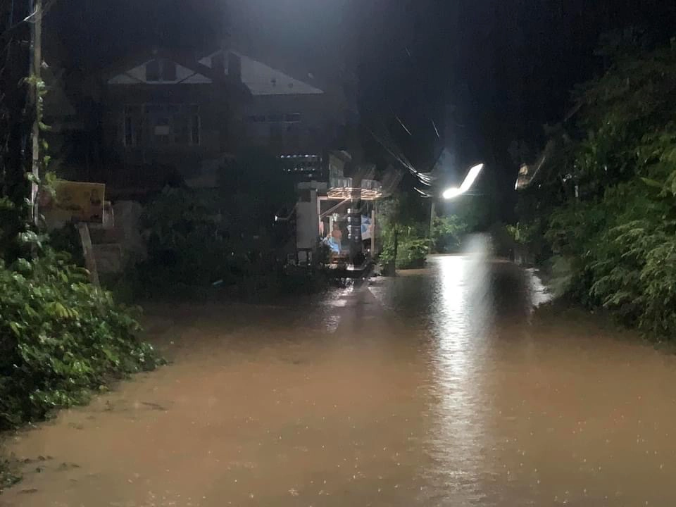 ด่วน!! ฝนถล่ม เพชรบูรณ์ แม่น้ำป่าสักเอ่อล้นท่วมบ้านเรือนประชาชน ต.ตาดกลอย