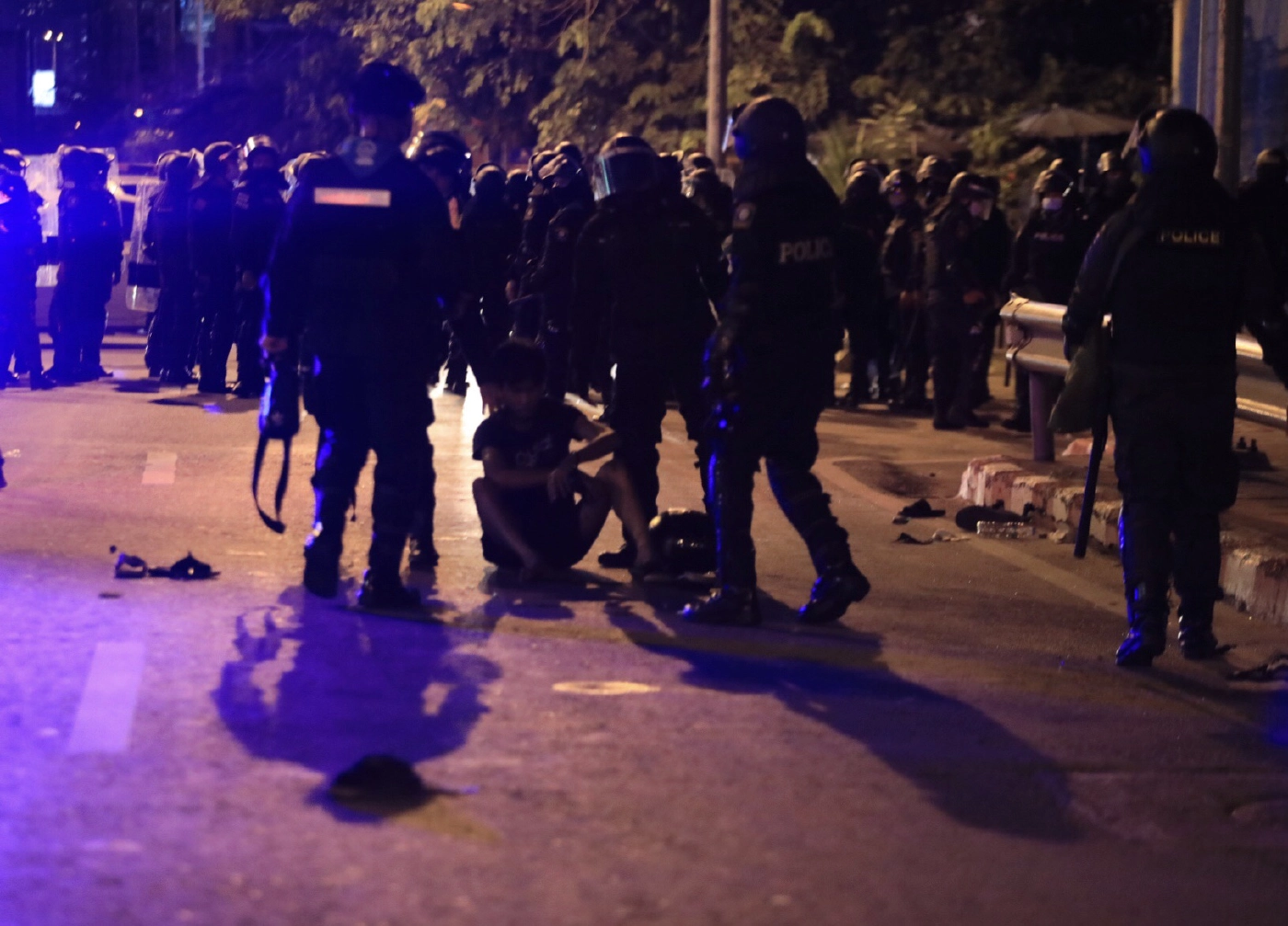 เดือด! ม็อบดินแดงปะทะ จนท. สุดท้ายถูกโต้กลับถูกจับกุมนับสิบ