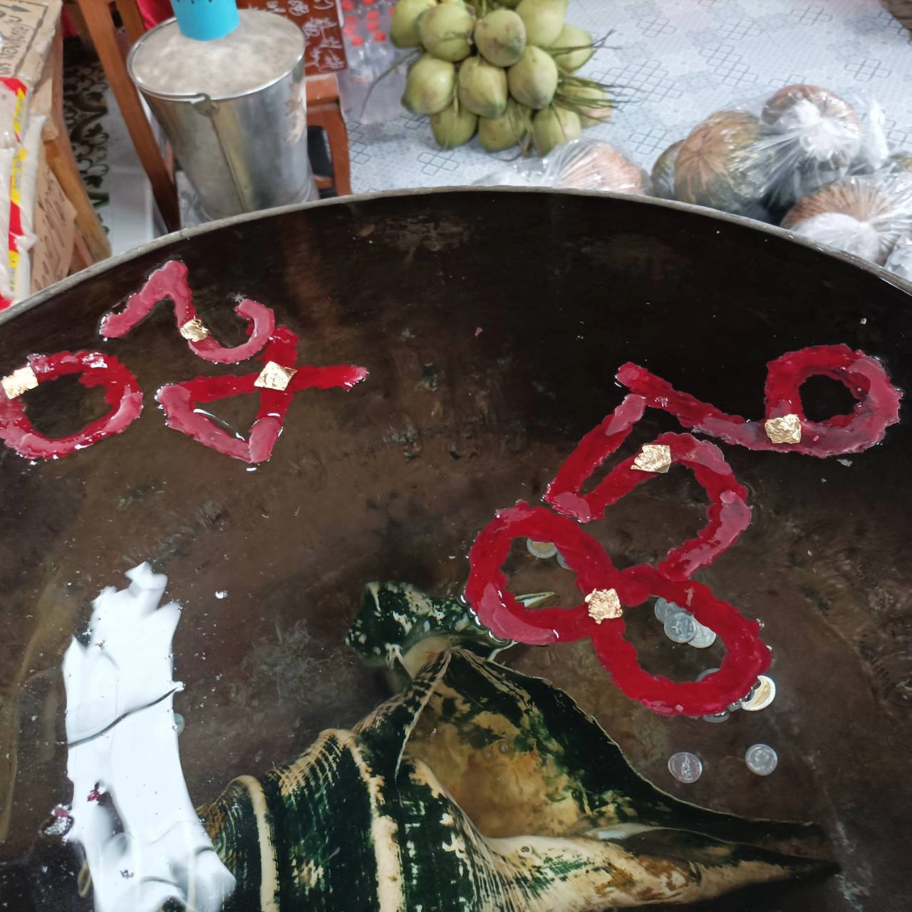 ประชาชนเข้ากราบสิ่งศักดิ์สิทธิ์อาศรมฤาษีเณร ส่องเลขเด็ดอ่างน้ำมนต์