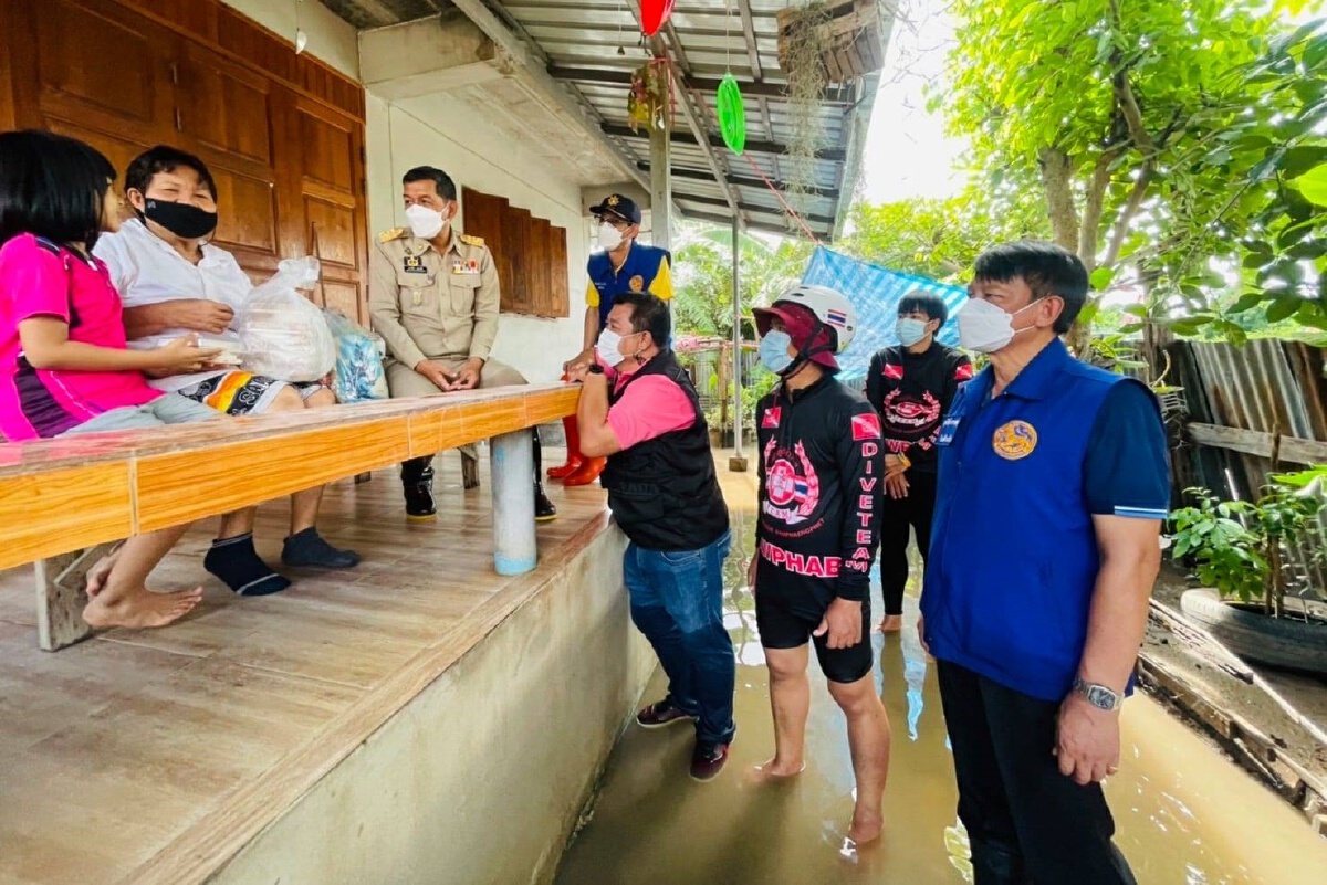 ผู้ว่าฯกำแพงเพชรล่องเรือแจกถุงยังชีพ-น้ำดื่ม