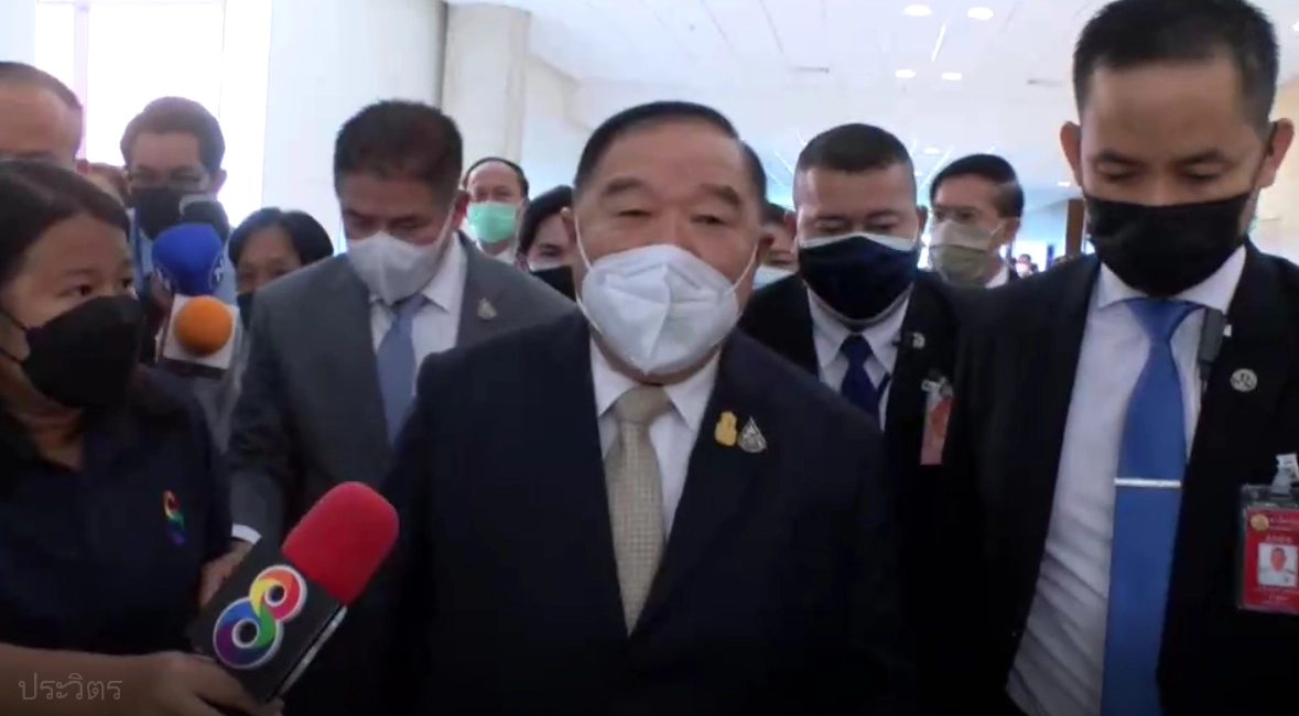 เปิดคลิป !  “บิ๊กป้อม” เก็บทรงไม่อยู่มือลั่นตุ๊ยแก้มนักข่าว