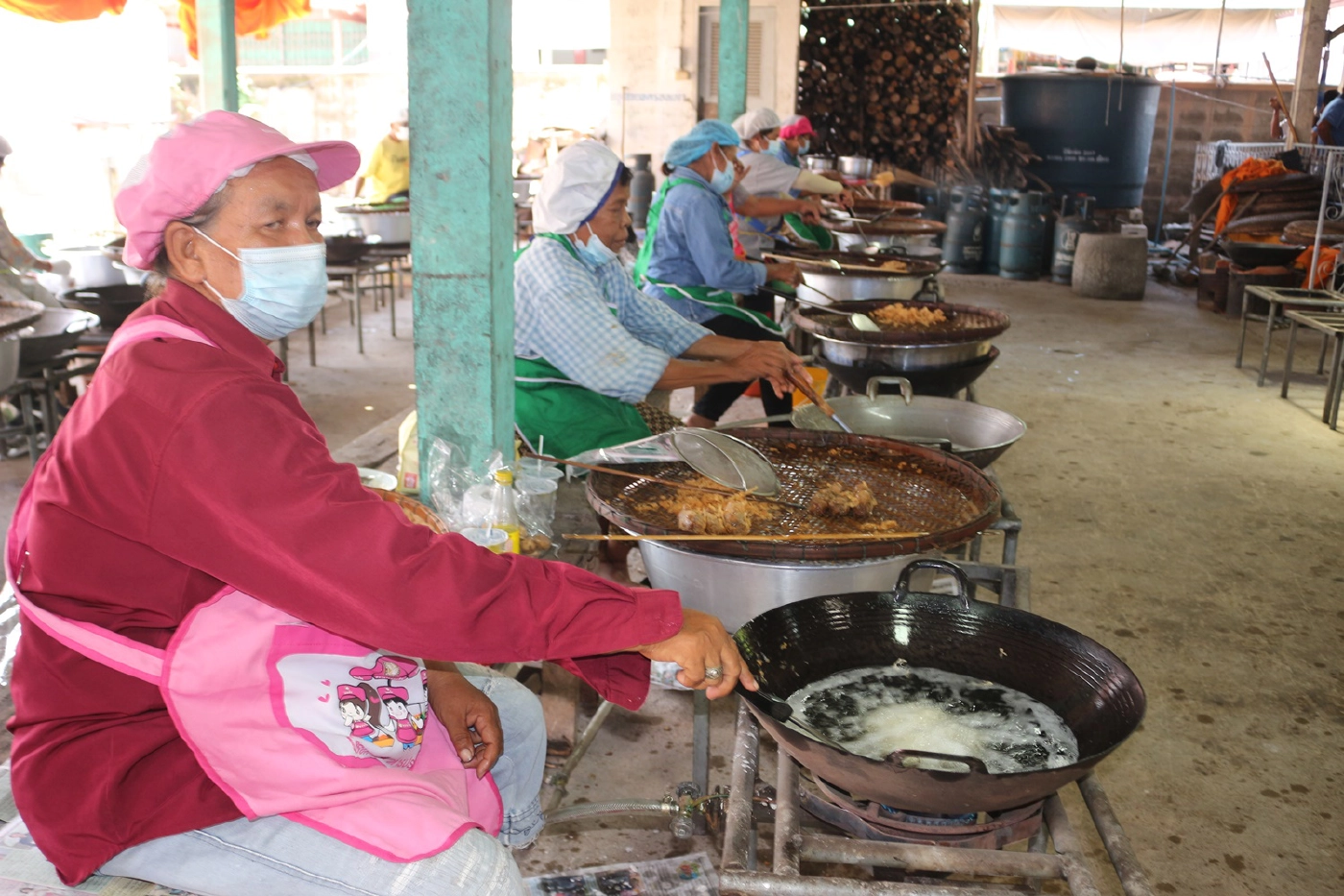 ต่อคิวซื้อ"ข้าวเม่าทอด"งานประเพณีบุญเดือนสิบ ปิดทองหลวงพ่อปั้น
