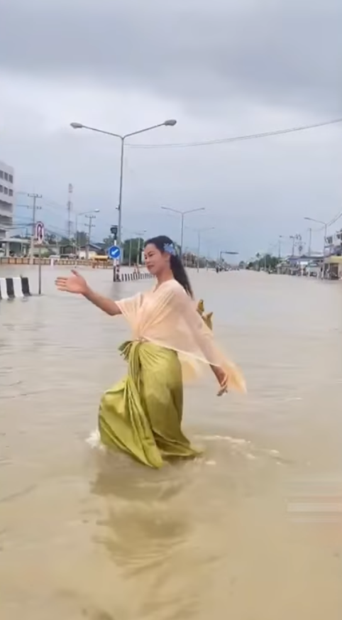 คลายเครียด! ชาวบ้านสุโขทัยแห่เล่นน้ำท่วม