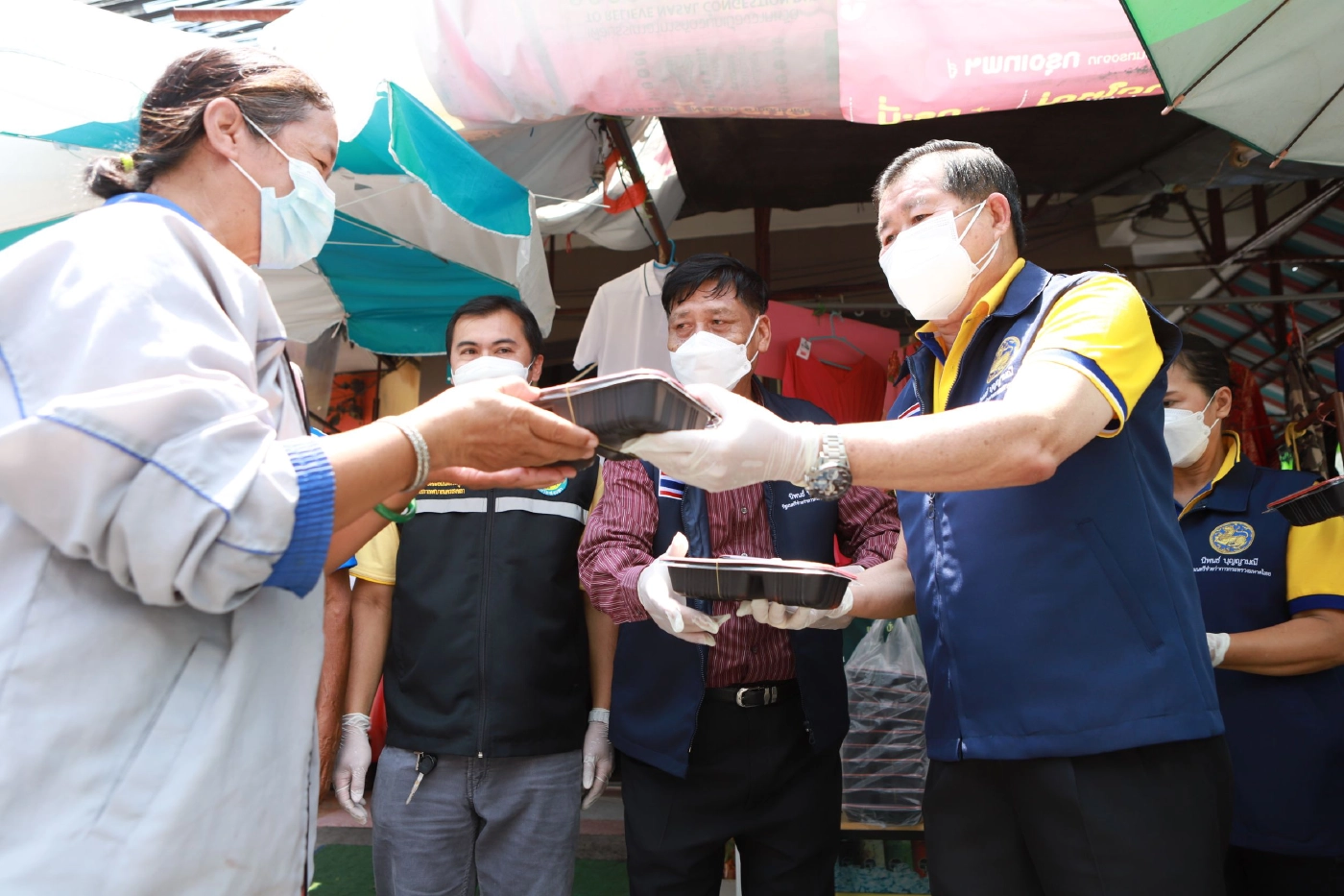"นิพนธ์"พร้อมครัวสรรเพชญแจกข้าว 1 แสนกล่องช่วยปชช.กระทบโควิดเทศบาลสงขลา