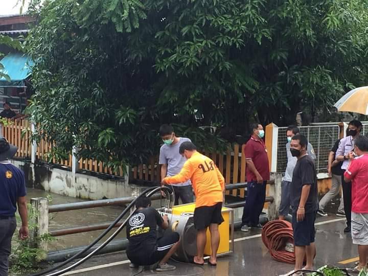 ปภ.ลำปางเร่งระบายน้ำ-ป้องกันน้ำท่วมเขตเทศบาลเมืองล้อมแรด