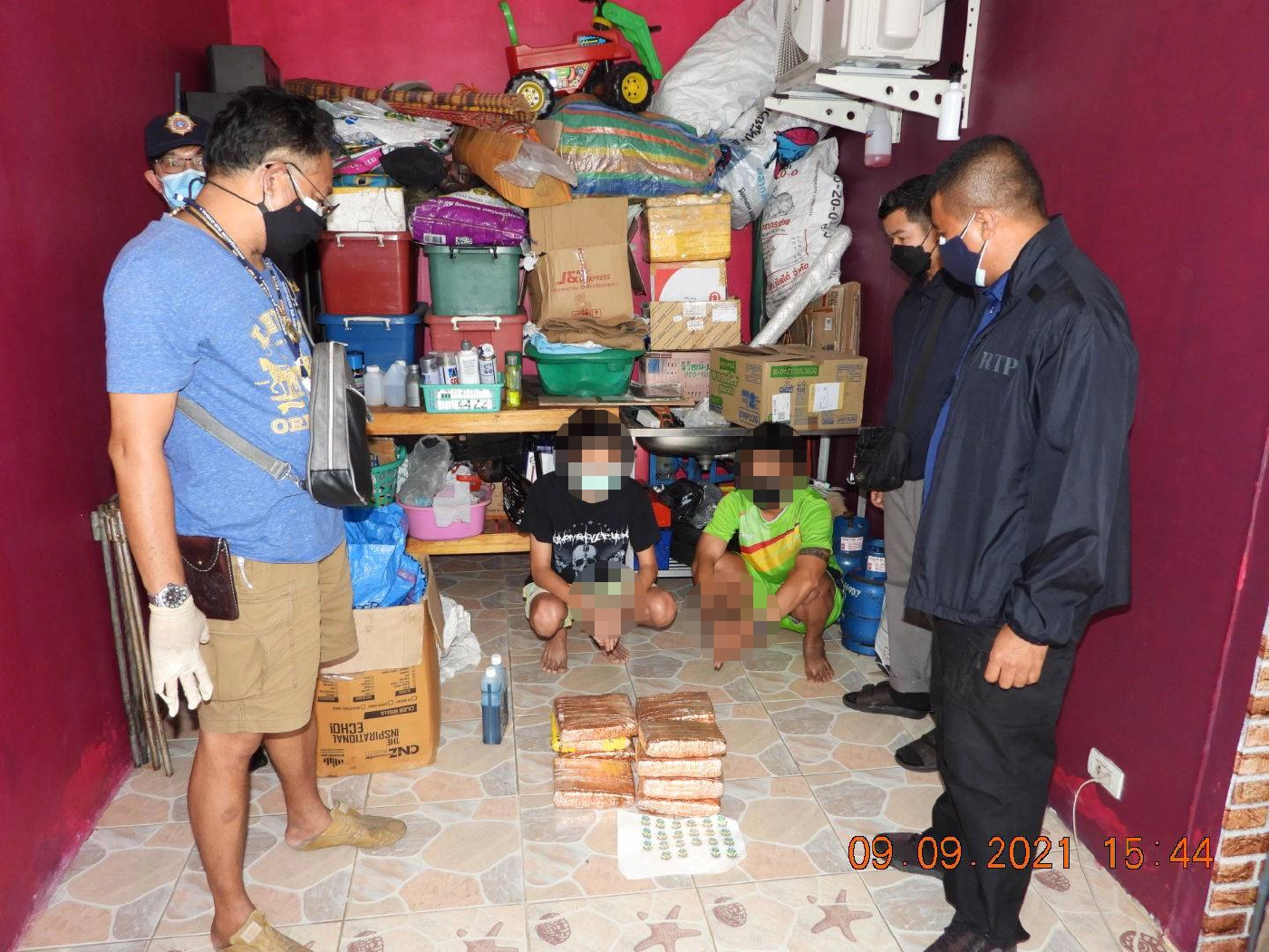 รวบ 2 ผตห. ยึดกัญชาอัดแท่ง 62 โล บริการส่งแฟนเพจ